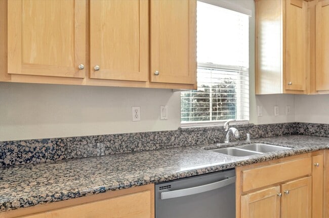 Building Photo - 581 Bridgeport Terrace