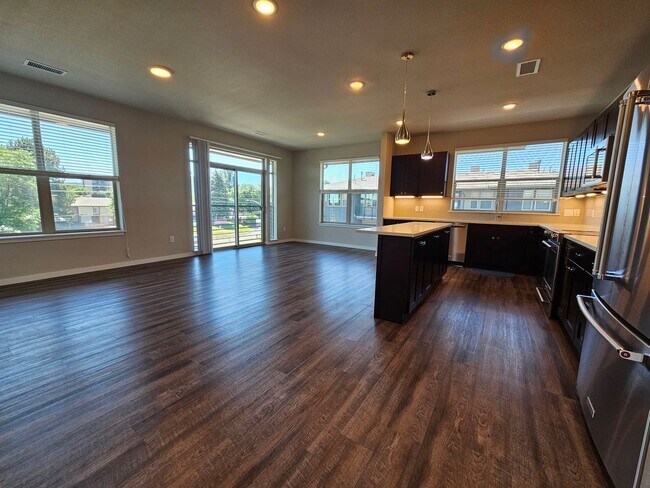 Primary Photo - Gorgeous and Bright 2 Bed 2 Bath Large 3rd...