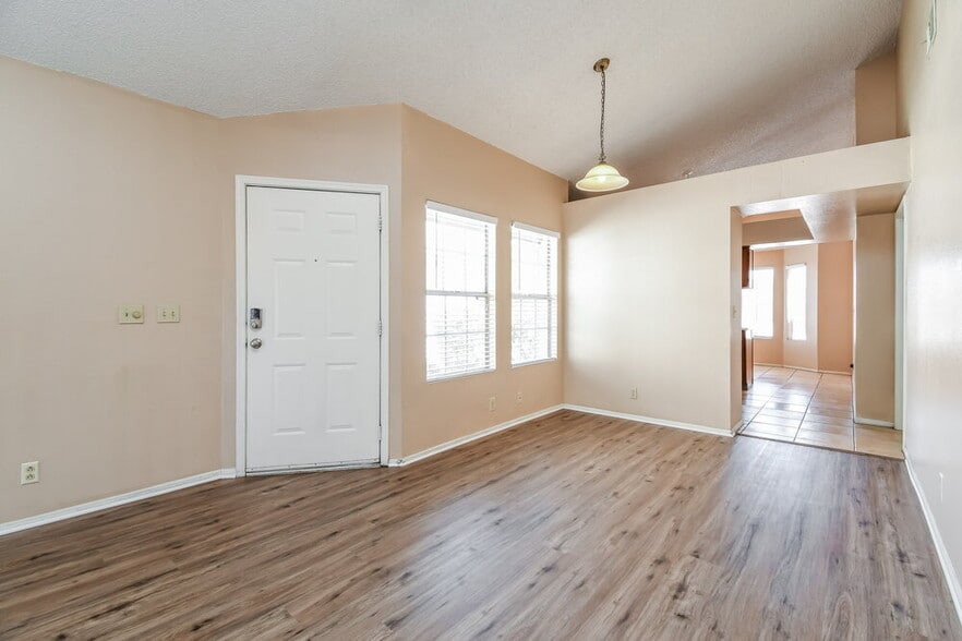 Building Photo - 3460 N Seneca Ct