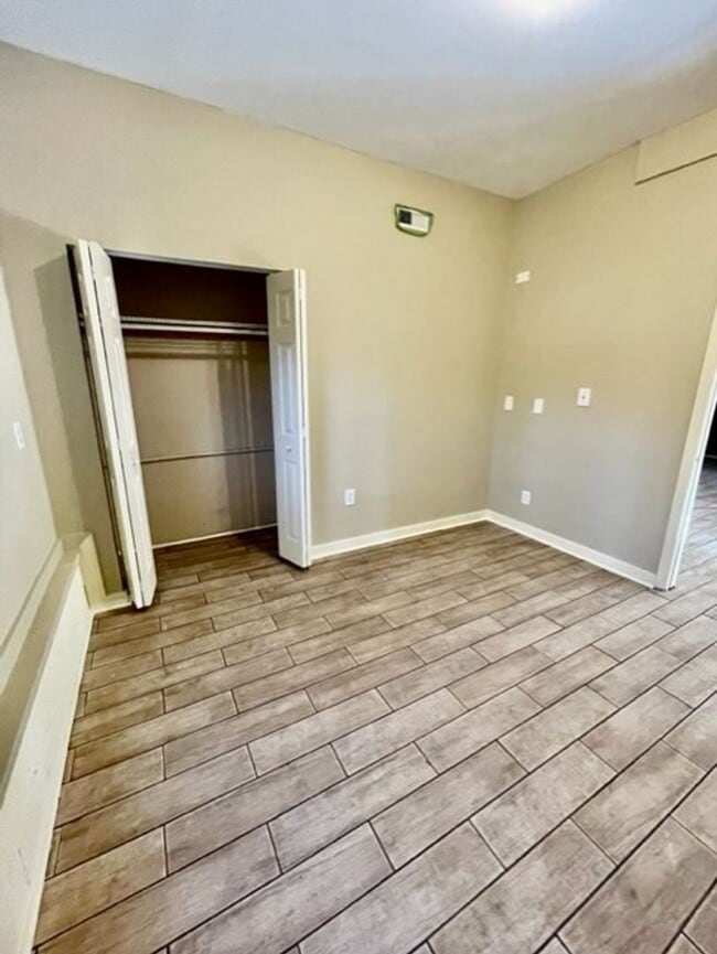 Building Photo - Adorable 2 Bedroom 1 Bath Apartment.Located in the Cotswold Area