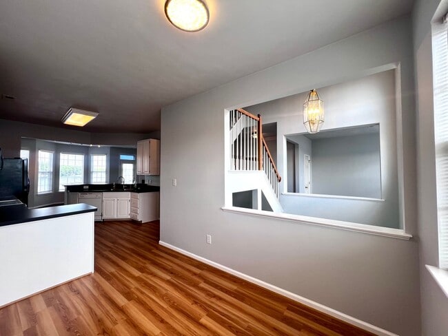 Building Photo - Charming Lakefront Townhome