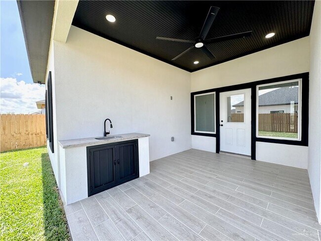 Building Photo - 32 Durango Dr