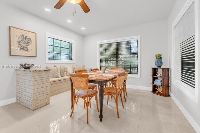Building Photo - 364 Navarre Dr