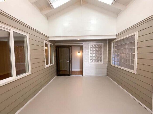 Building Photo - 2361 Oakmont Dr