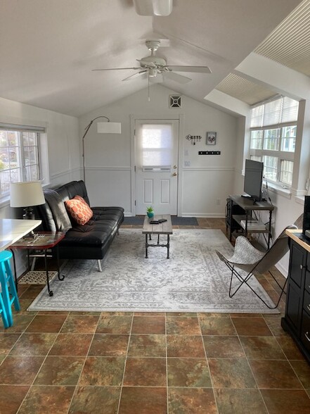 Building Photo - 903 Prospect Avenue