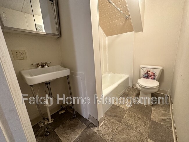 Building Photo - 816 Church St