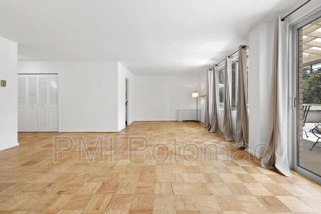 Building Photo - 10201 Grosvenor Pl