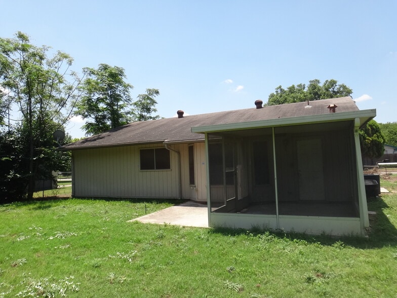Backyard - 1512 Chestnut Dr
