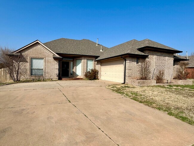 Building Photo - AVAILABLE NOW - $500 OFF FIRST FULL MONTH - Beautiful Home In Edmond School District!