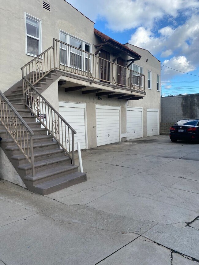 Building Photo - 2809-2821.5-28215 Rowena Ave