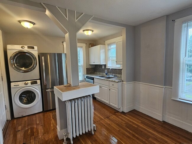 Building Photo - 33 Evergreen Ave