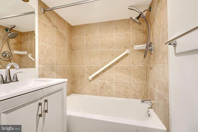 Building Photo - 2715 E Monument St