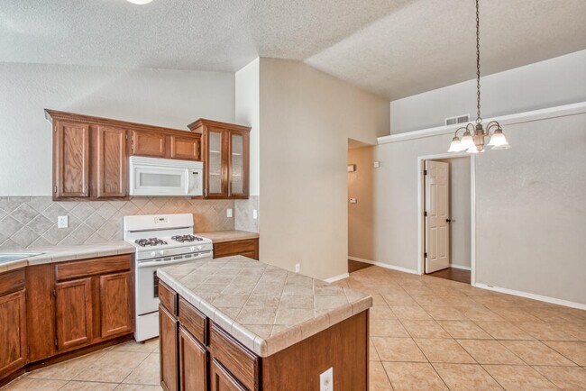 Building Photo - 1819 Shreya St