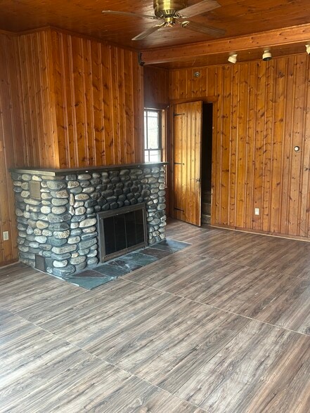 Building Photo - 277 River St