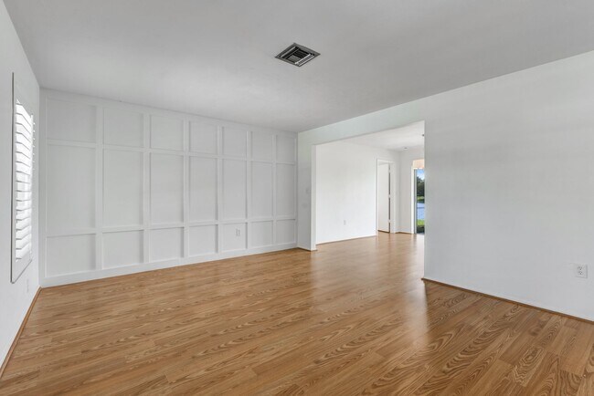 Building Photo - ** LAKEWOOD ** 3 BED / 2 BATH / GARAGE - SINGLE FAMILY HOME - GREAT LOCATION! - PET OK - ANNUAL R...