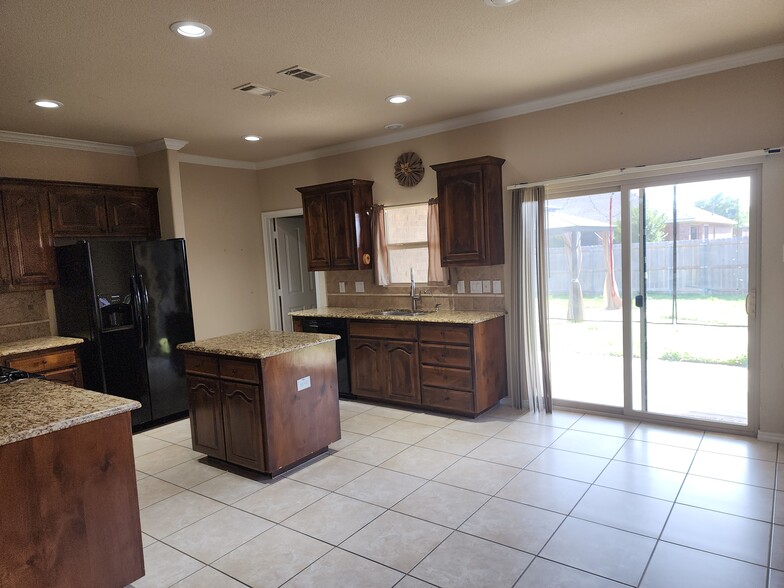 Building Photo - 5813 Paluxy Sands Trl