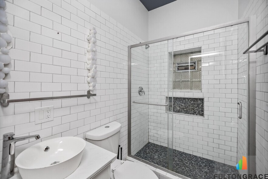 Building Photo - 2744 W Warren Blvd