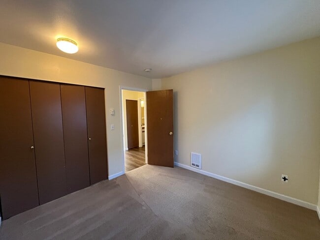 Building Photo - Spacious 3 Bedroom w/ Attached Garage