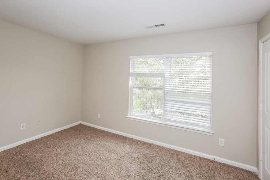 Building Photo - 1320 Bray Dr