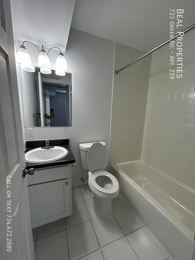 Building Photo - 723 Green Rd