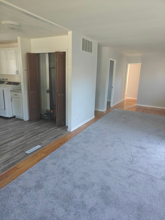 Building Photo - 213 Butte Ln