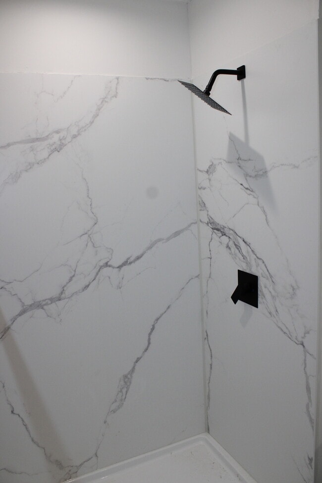 Building Photo - Spacious 5-bedroom, 2.5 full-bath home located in Shawnee, KS