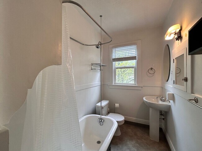 Building Photo - Vintage Charm - Top Floor NW Studio!
