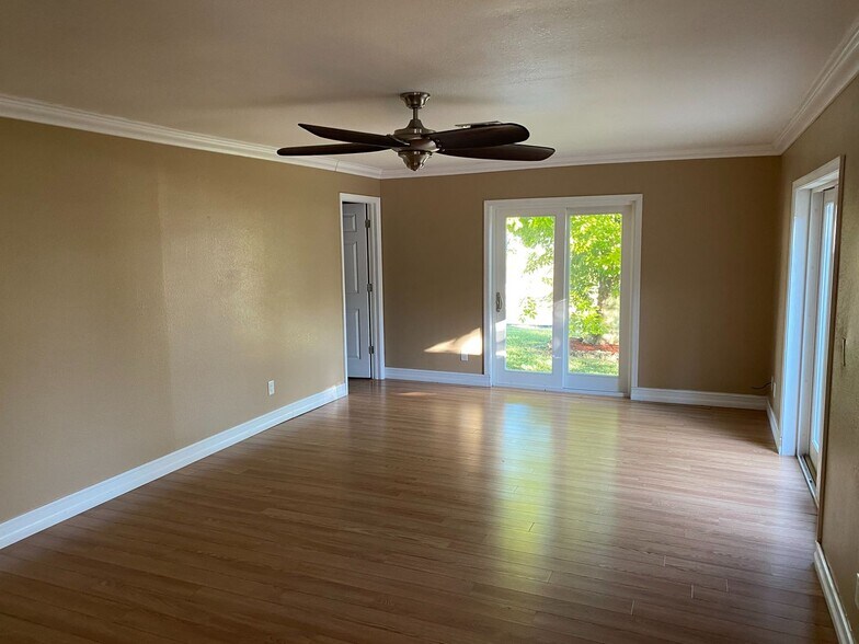 Building Photo - COMING SOON: Gorgeous, remodeled DIRECT ACCESS: 3 bedroom 2 bathroom water front home