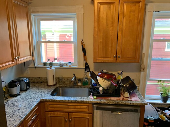 Building Photo - Huge 5 bed In Davis Square