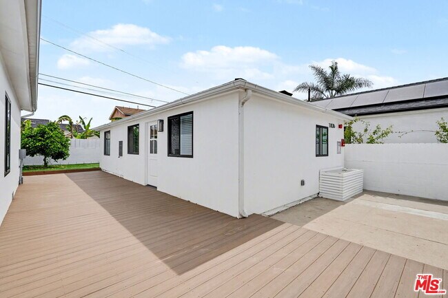 Building Photo - 7832 Croydon Ave