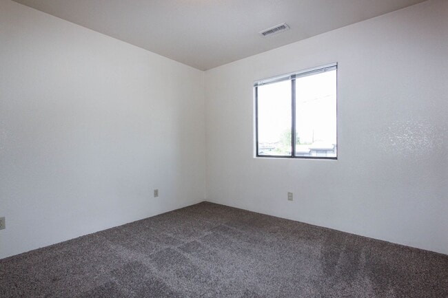 Building Photo - 8460 E Lakeshore Dr