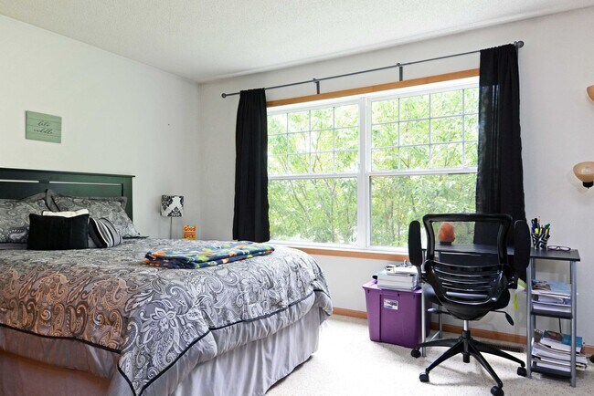 Building Photo - Spacious 4-Bed 3.5-Bath in Blaine - Available 6/10!