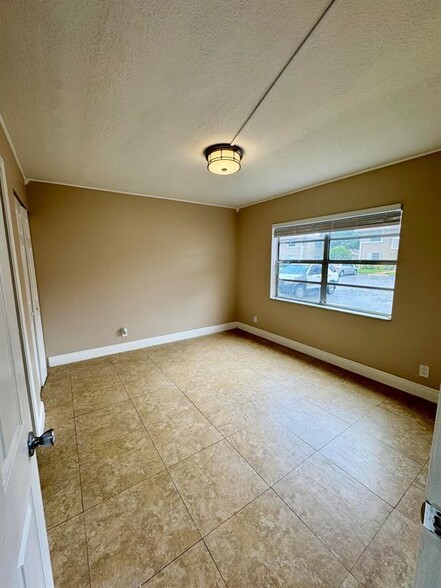 Building Photo - 10008 Twin Lakes Dr