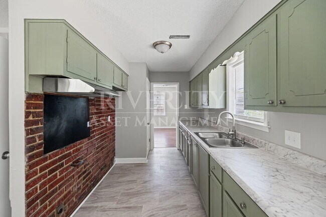 Building Photo - Renovated Gem! This 4-bed, 1.5-bath home!!!!! Section 8 Welcomed!!!!