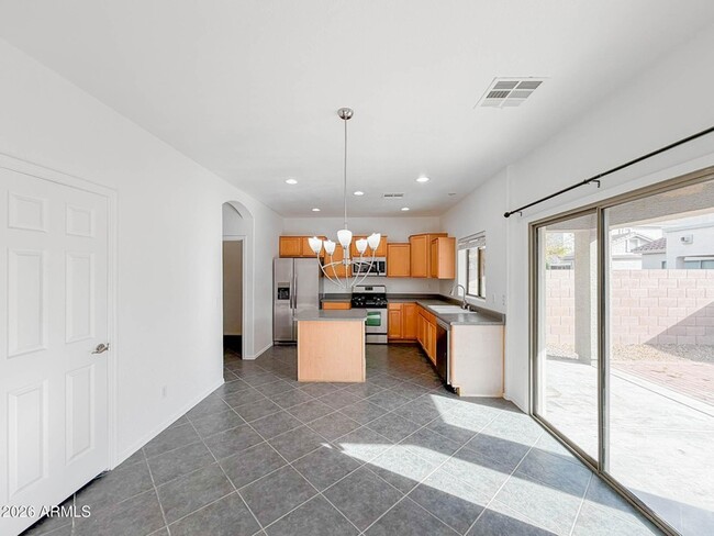 Building Photo - 1009 E Iris Dr