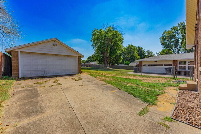 Building Photo - 808 S Cullen Ave