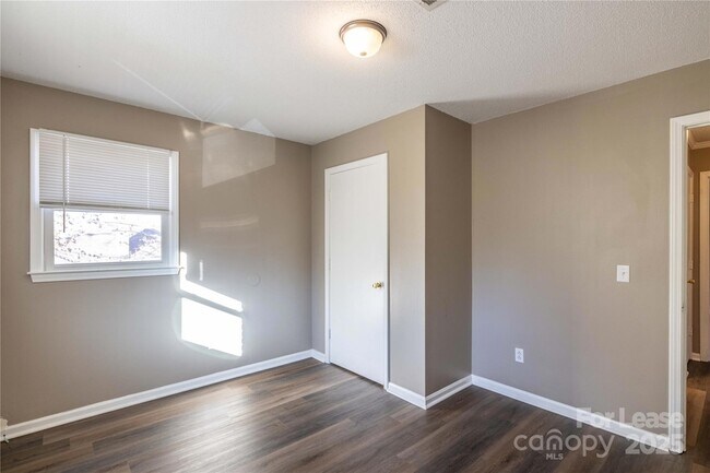 Building Photo - 424 S 4th St