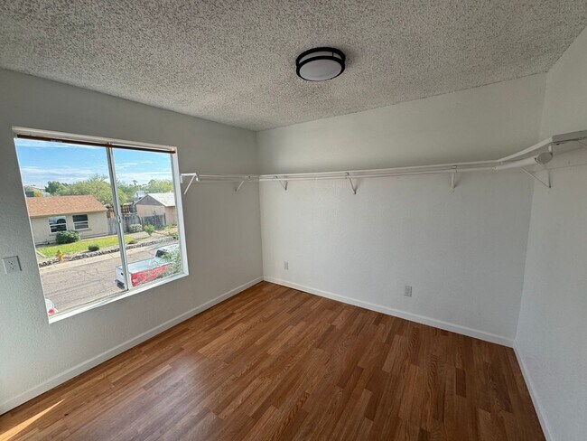 Building Photo - 940 N Sonora St