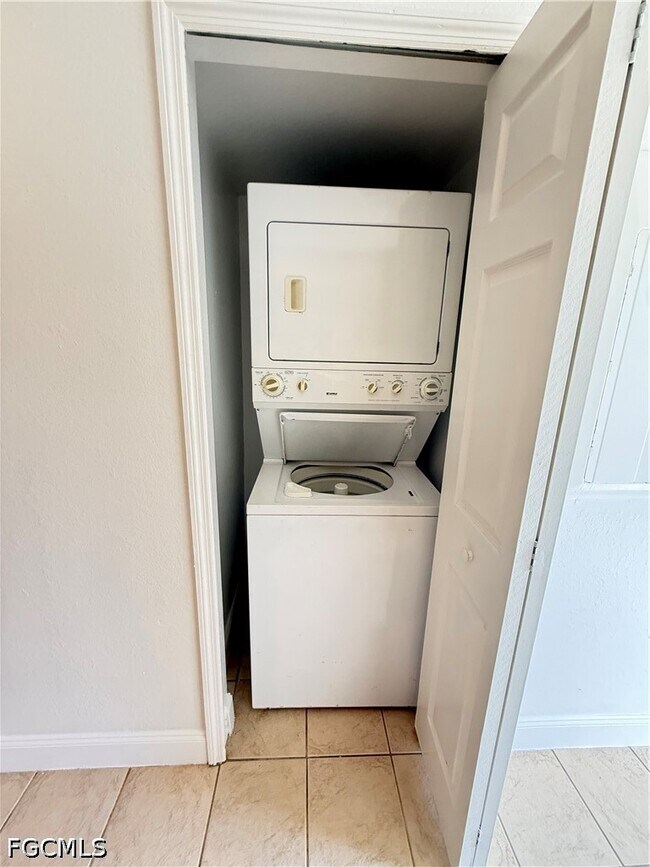 Building Photo - 700 W 12th St