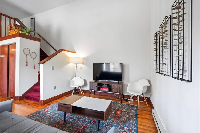 Building Photo - 402 W Dayton St