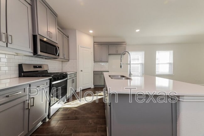 Building Photo - 515 Parrino pkwy