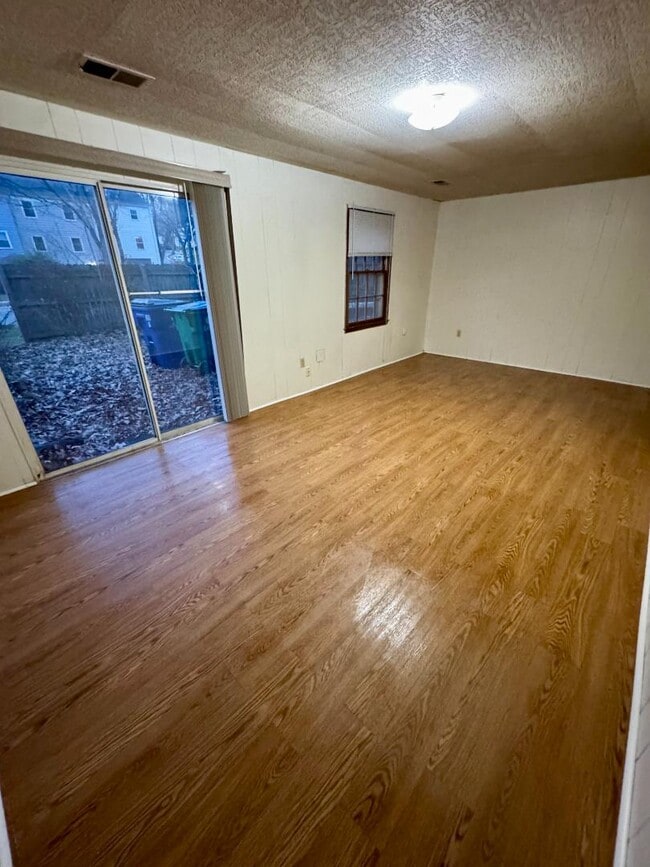 Building Photo - 105 Yorkshire Ct