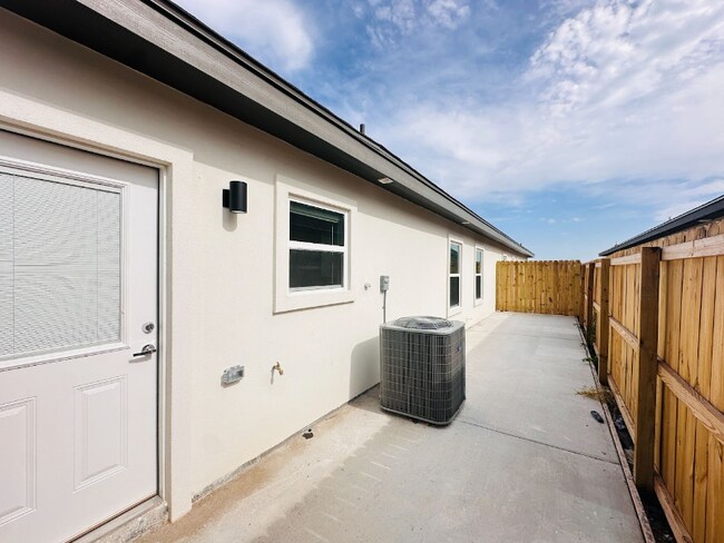 Building Photo - 1701 W Violet Dr