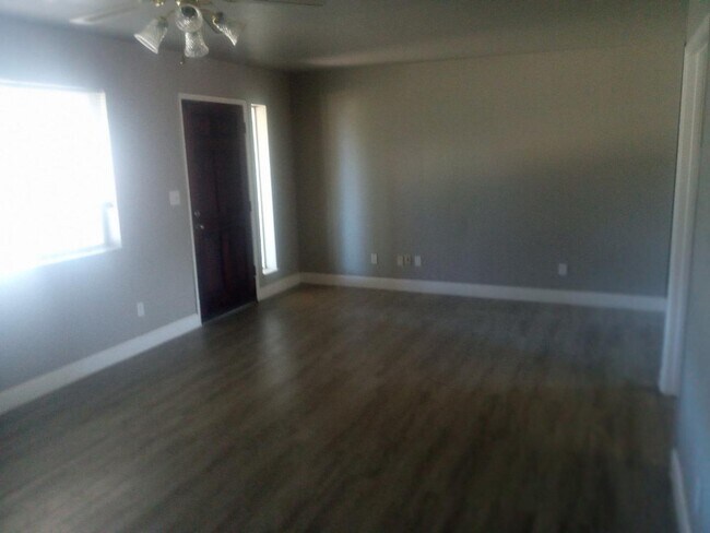 Building Photo - 3862 Garden Hwy