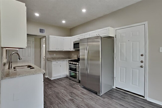 Building Photo - 5511 Pipingwood Dr