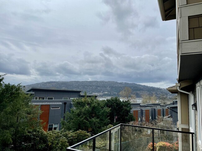 Building Photo - Issaquah Townhouse at Peregrine Point...