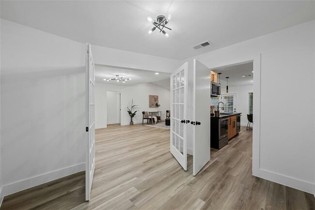Building Photo - 5809 Cherry Creek Dr