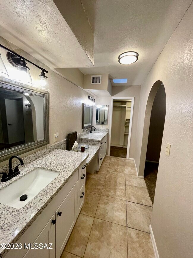 Building Photo - 2434 N Shade Tree Cir