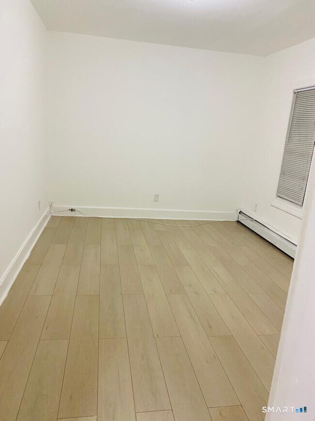 Building Photo - 210 Smith St