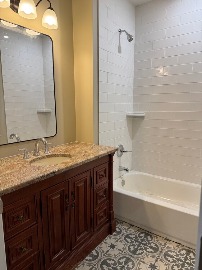 Building Photo - 604 N Augusta Ave